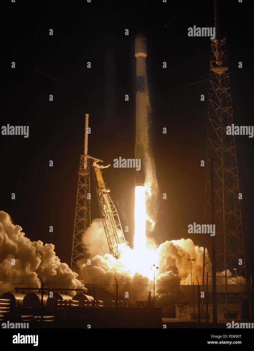 Cape Canaveral, in Florida, Stati Uniti d'America. Il 7 agosto, 2018. - Un SpaceX Falcon 9 lanci di razzi su Agosto 7, 2018 da Cape Canaveral Air Force Station in Florida che trasportano l'Indonesian Merah Putih satellite di comunicazioni. Credito: Paul Hennessy/Alamy Live News Foto Stock