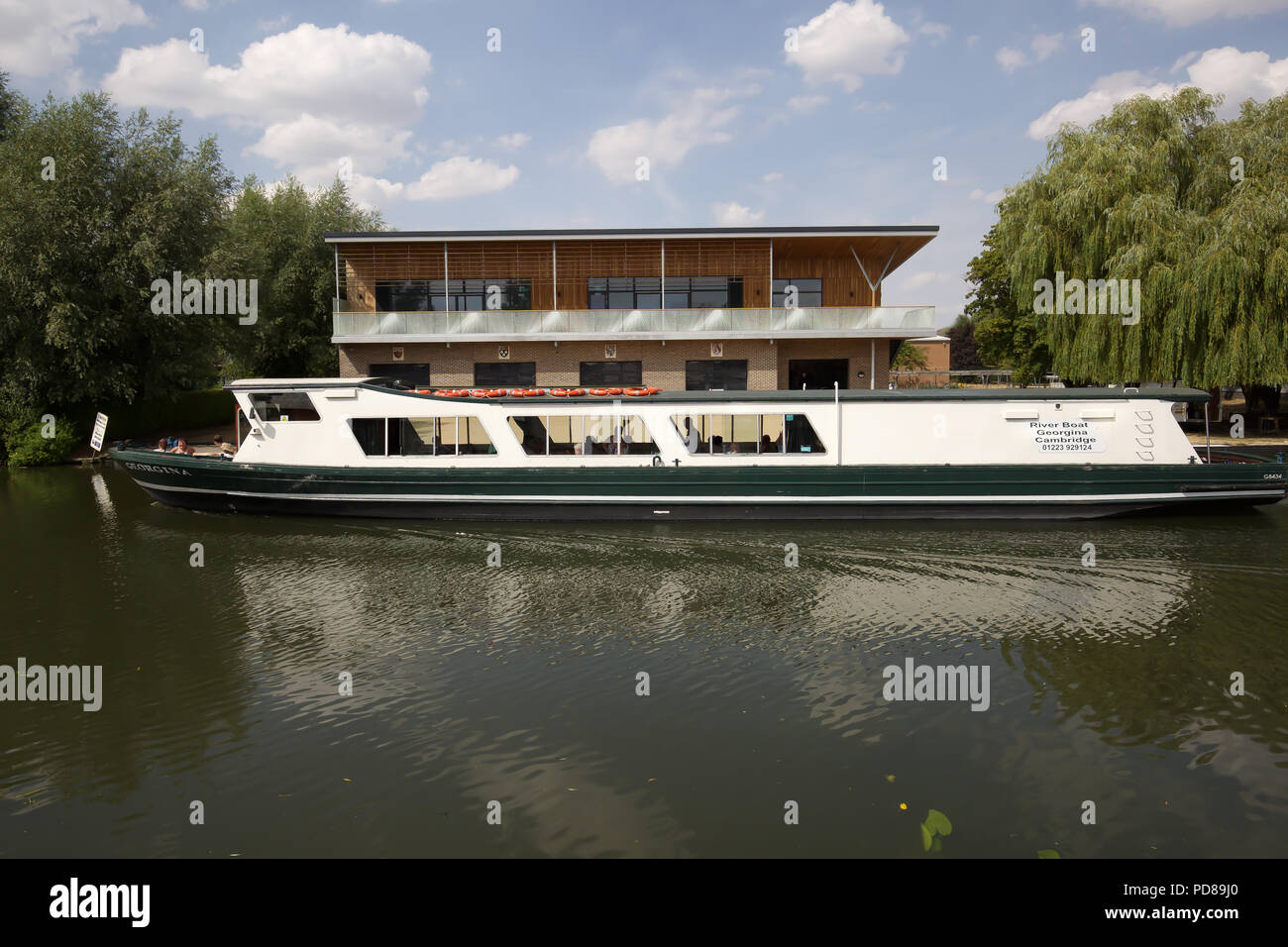 Cambridge, UK,7Agosto 2018,in barca sul fiume chiamato Georgina passa Selwyn College Boat Club di Cambridge dal fiume Cam. Il clima è dovuta a raffreddarsi dopo i temporali più tardi questa sera.Credit Keith Larby/Alamy Live News Foto Stock