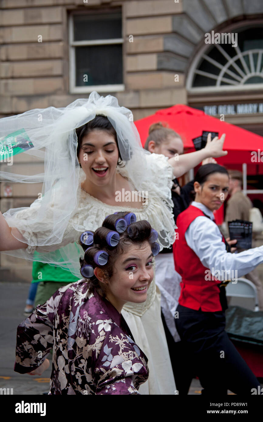 Edimburgo, Scozia UK, 7 agosto 2018, Edinburgh Fringe sul Royal Mile, in un pomeriggio soleggiato il sublime per il ridicolo ha preso il via la donna e la tela. Foto Stock