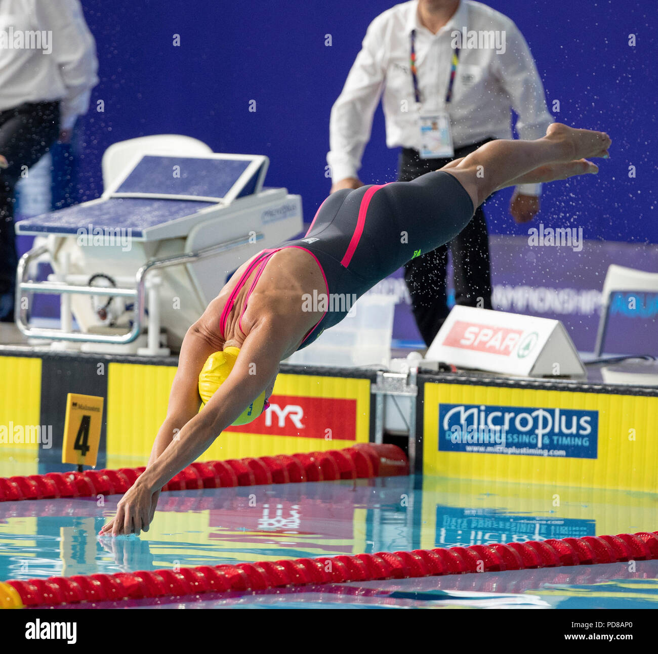 7 agosto 2018, Tollcross International centro nuoto, Glasgow, Scozia; Glasgow 2018 Unione Nuoto Campionati; Sarah Sjoestroem (SWE) dives in per la sua 100m Freestyle semi-finale Foto Stock