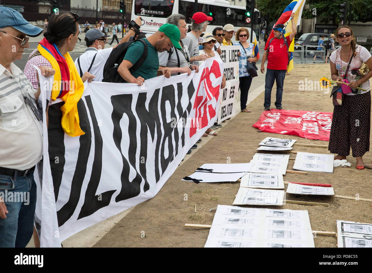 Londra, Regno Unito. Il 7 agosto, 2018. I membri della comunità colombiana per preparare laici omaggi floreali durante il 7 agosto la mobilitazione internazionale per la vita e per la pace in piazza del Parlamento in memoria di oltre 300 leader sociali e difensori dei diritti umani uccisi in Colombia. Credito: Mark Kerrison/Alamy Live News Foto Stock