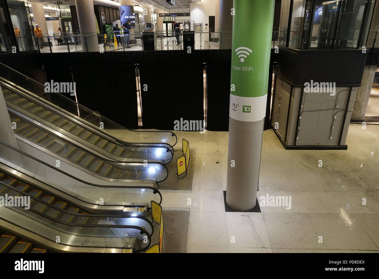 Toronto/Ontario, Canada, 7 Agosto 2018: Union Station York Concourse è parzialmente chiuso a causa di alluvione causata da heavy rain. I lavoratori sono la pulizia in aree inondate in background Credito: CharlineXia/Alamy Live News Foto Stock