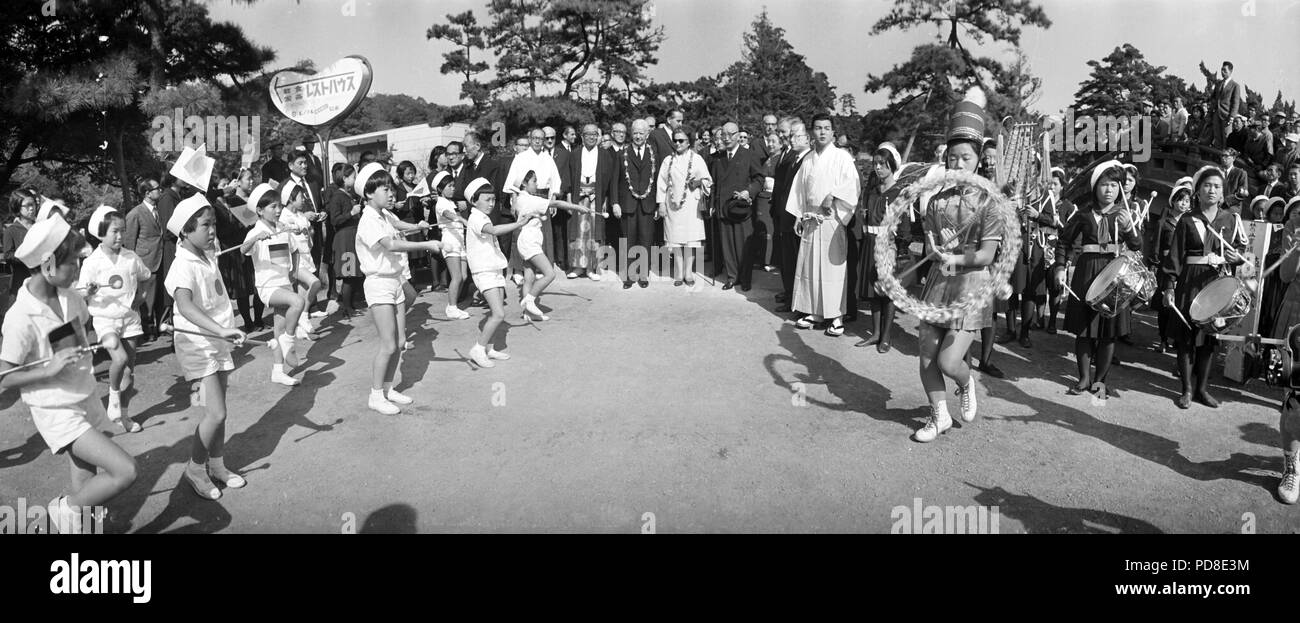 Il Presidente federale Heinrich Lübke (al centro, a sinistra) e sua moglie Wilhelmine Lübke (centro, a destra) guarda una scuola in produzione il giapponese città costiera di Kamakura che è eseguita in onore di loro il 09 novembre 1963. | Utilizzo di tutto il mondo Foto Stock