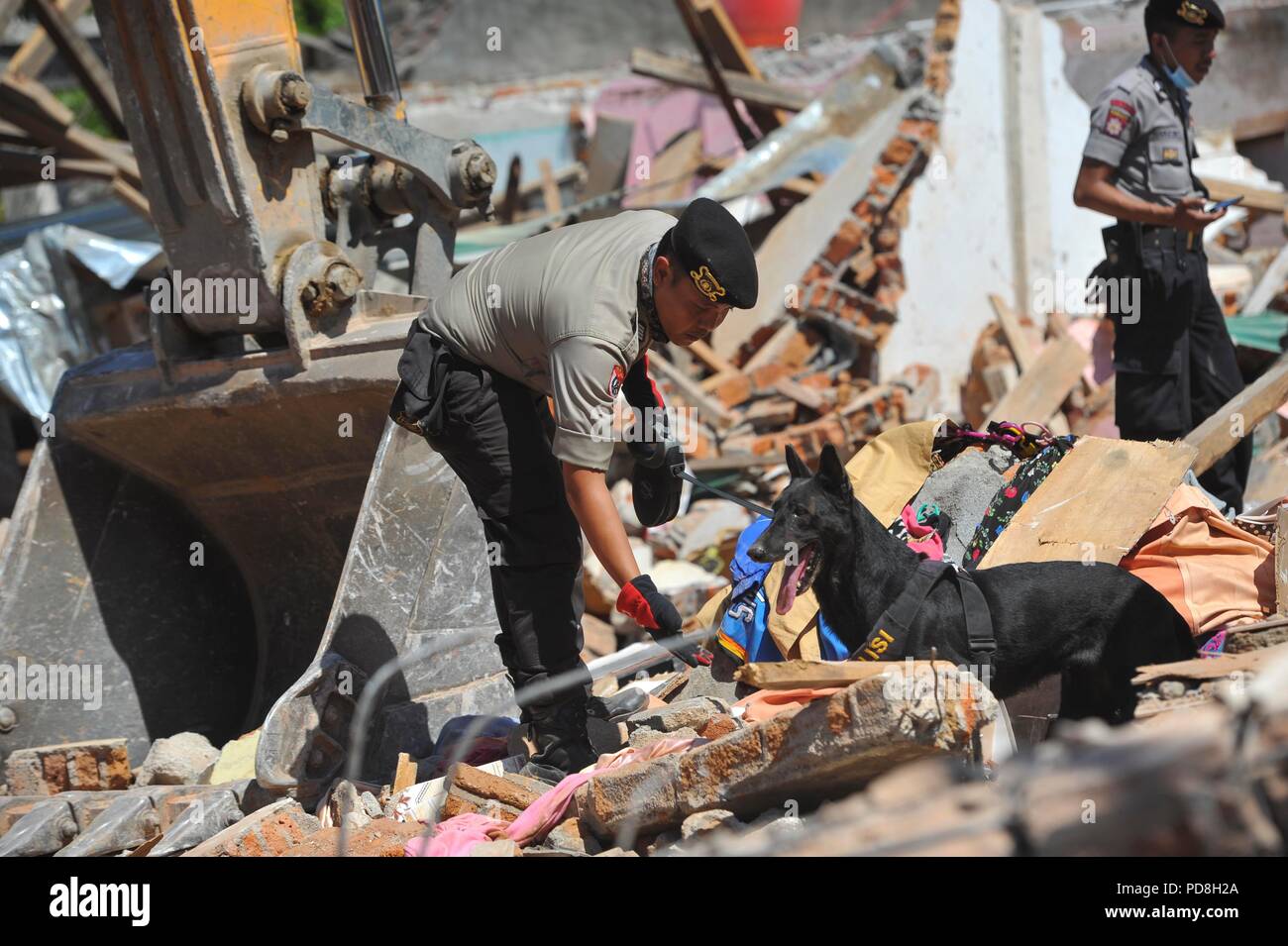 Lombok, Indonesia. 8 Ago, 2018. Soccorritori alla ricerca di vittime tra le macerie causate dal terremoto nel nord di Lombok, West Nusa Tenggara provincia, Indonesia, e il Agosto 8, 2018. Credito: Zulkarnain/Xinhua/Alamy Live News Foto Stock