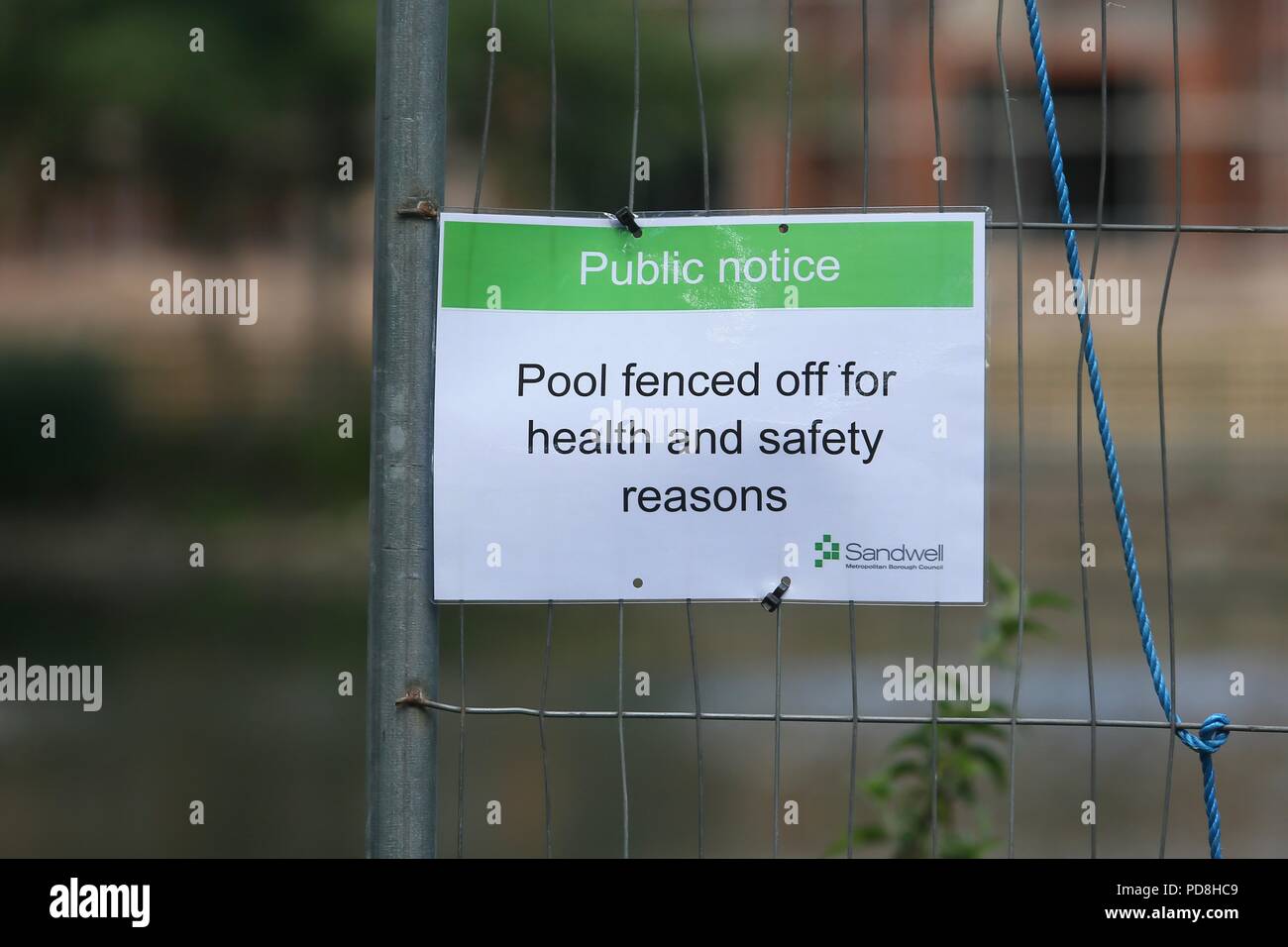 Smethwick, West Midlands, Regno Unito. 8 agosto, 2018. La piscina è stata chiusa al pubblico come fino a 45 uccelli, principalmente Oche del Canada, sono morti nelle ultime settimane dopo i batteri sviluppato in una piscina nel Parco Victoria, Smethwick, vicino a Birmingham, a causa del recente clima caldo. Un portavoce per l'RSPCA indagati gli uccelli sono morti dopo aver contratto influenza il botulismo. Peter Lopeman/Alamy Live News Foto Stock