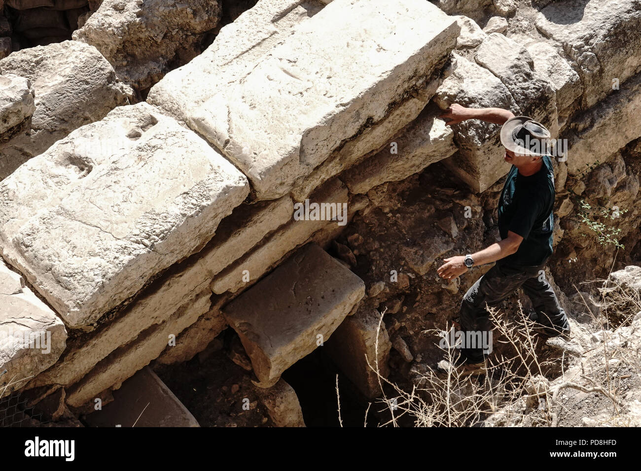 Gerusalemme, Israele. 8 agosto, 2018. Il prof. DIETER VIEWEGER, Direttore Generale di Augusta Victoria Campus, protestante tedesco Istituto di Archeologia, esplora i resti del sud ovest la maggior parte porta antica Gerusalemme, che era più probabile descritto da Giuseppe Flavio come il gate del esseni durante la prima rivolta ebraica contro Roma (66-70 AD). Sotto il patrocinio di DEI, protestante tedesco Istituto di Archeologia, gli scavi sono in corso su Mt. Sion nella zona della Prussia Anglicana Cimitero Protestante compresa la cosiddetta Esseni Gate, concentrandosi sui settori interni della città Foto Stock