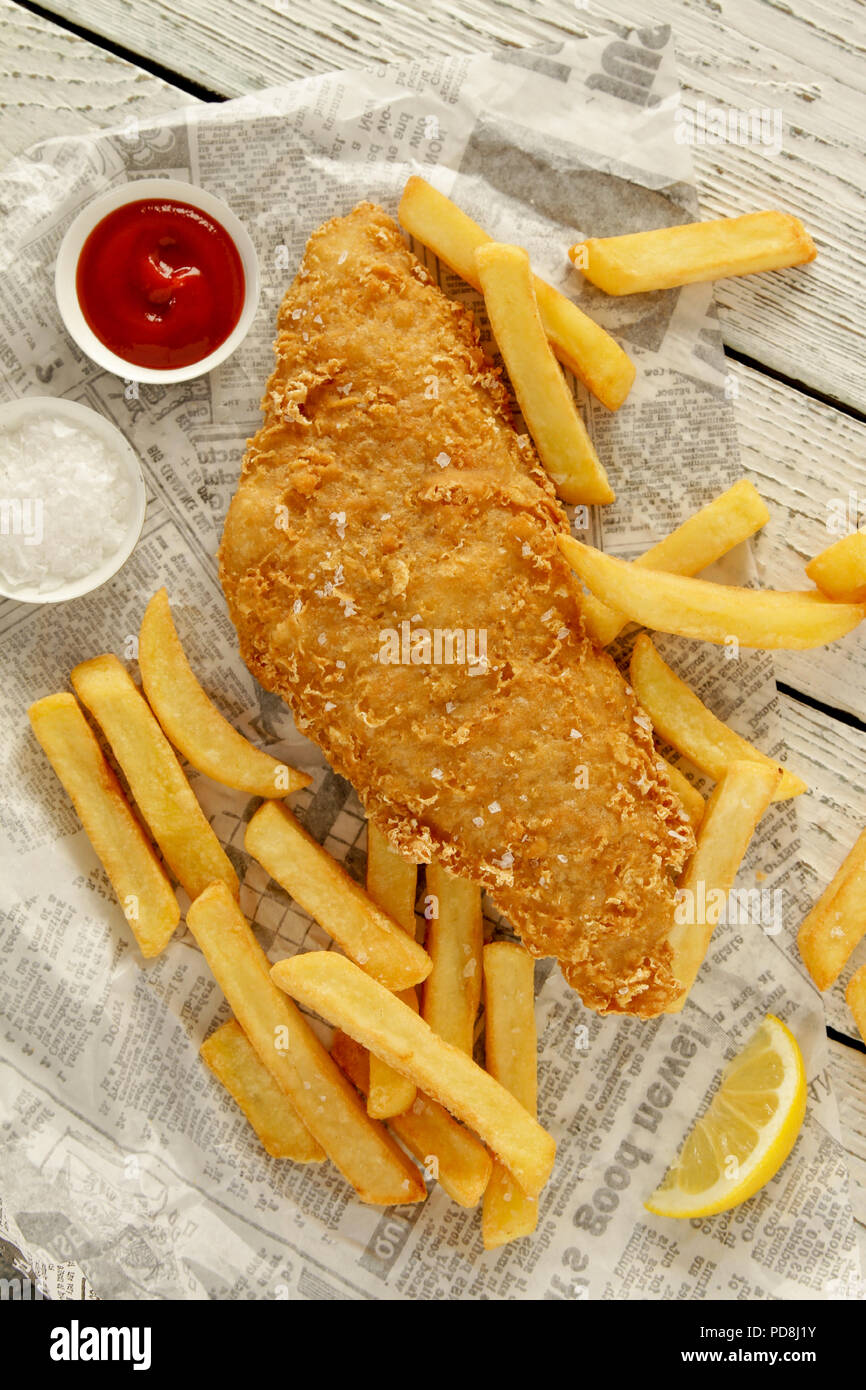 Tradizionale britannica martoriata pesce e patatine fritte Foto Stock