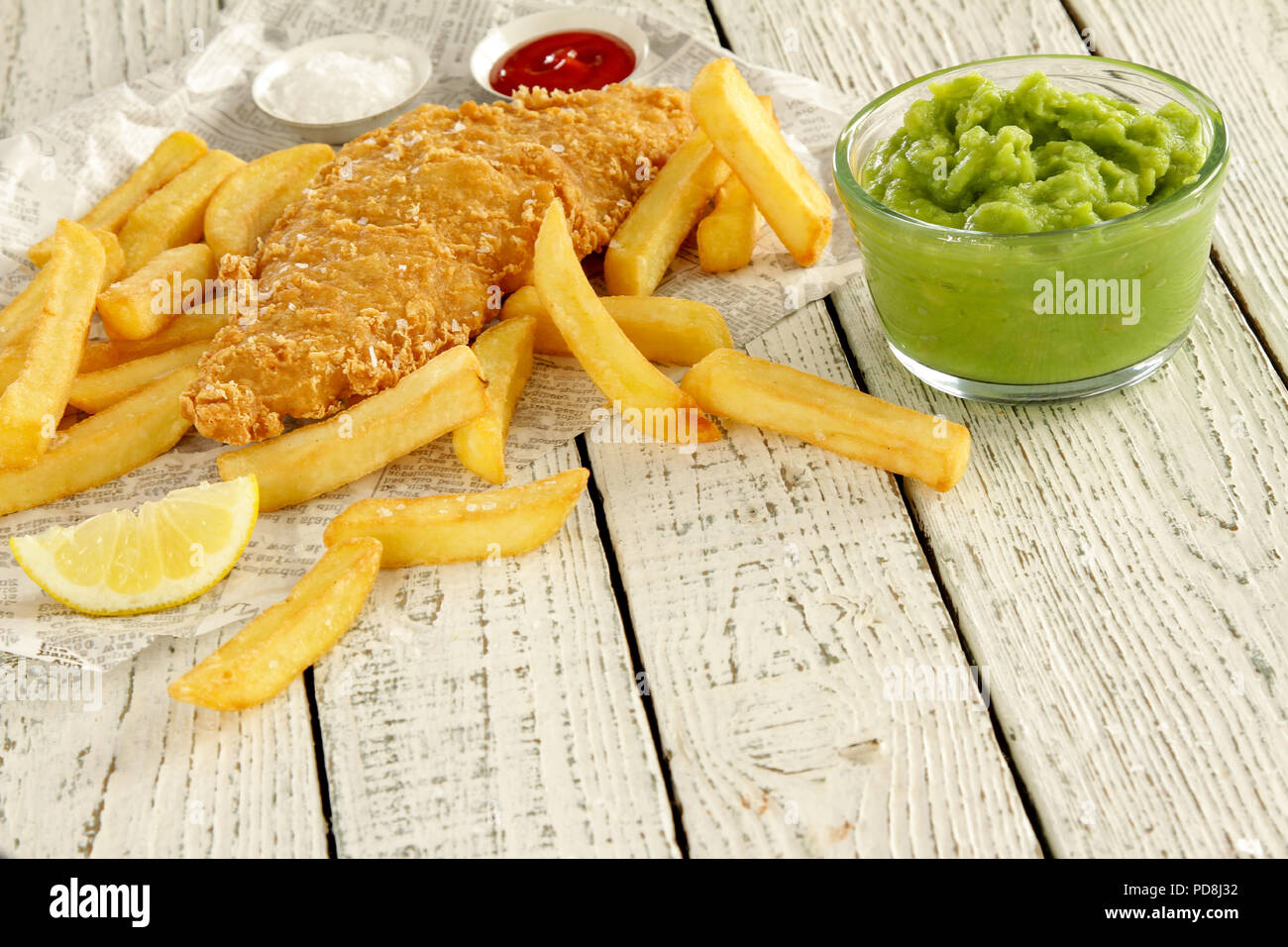 Tradizionale britannica martoriata pesce e patatine fritte Foto Stock