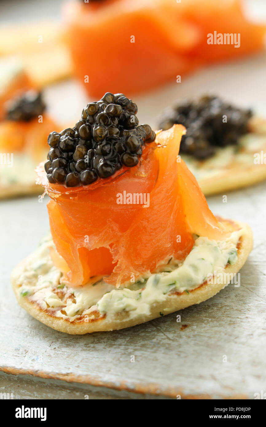 Salmone affumicato con caviale tartine Foto Stock
