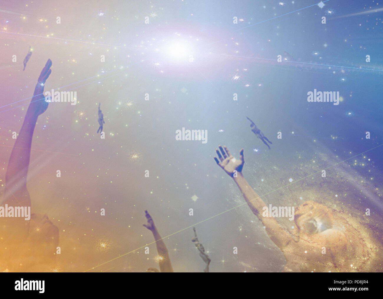 Persone slanciata verso la luce tra le stelle. Foto Stock