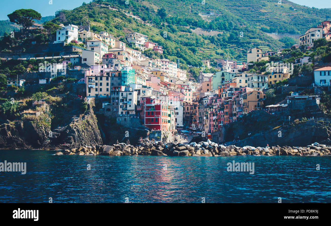 Vista panoramica del villaggio colorato Riomaggiore Cinque Terre, Italia. Foto Stock