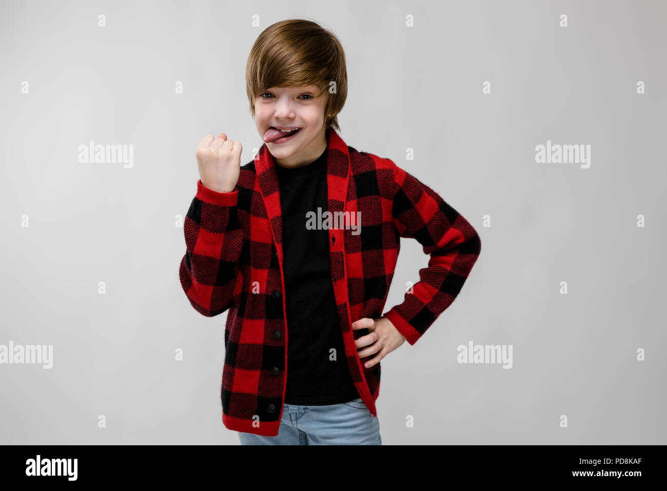 Felice ragazzo adolescente in abiti alla moda Foto Stock