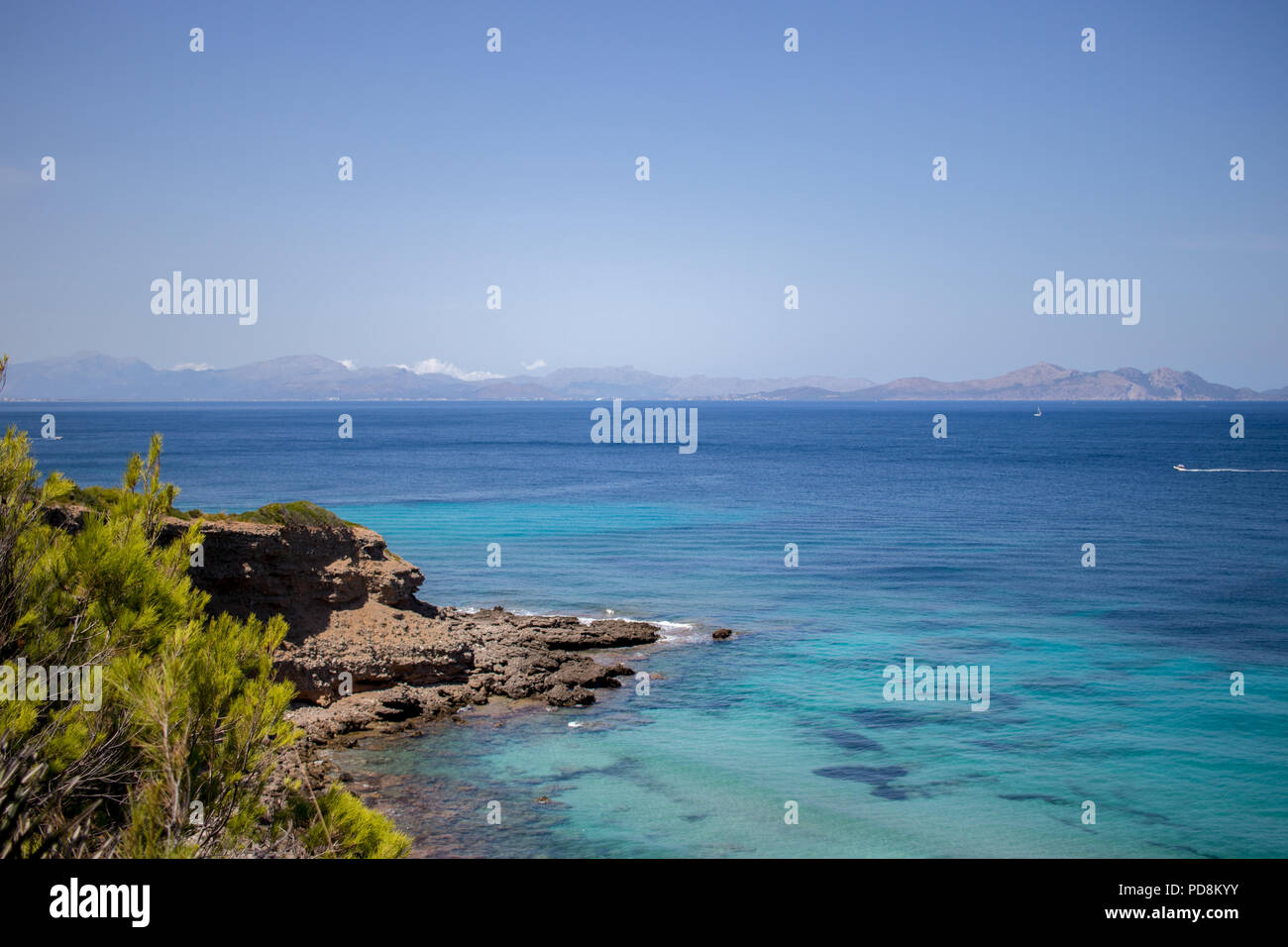 Visualizzazioni dopo una piccola escursione della spiaggia di Na Clara, Mallorca. Cristal acqua chiara su un area riservata per mallorquineans locale. Foto Stock