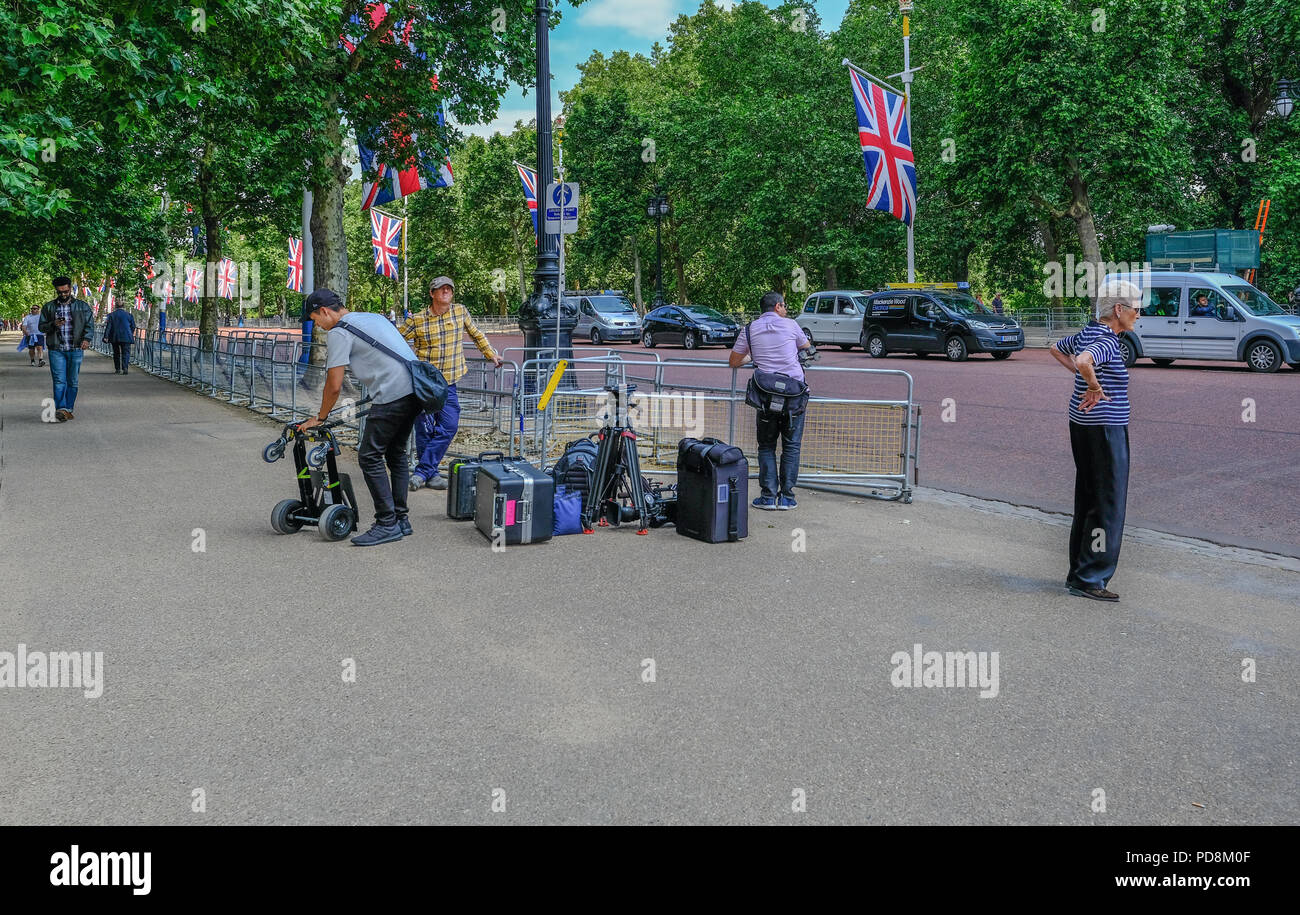 Il Mall, London, Regno Unito - 8 Giugno 2018: scene di strada che mostra il gruppo di fotografi con le loro attrezzature preparazione per la regina della festa di compleanno. Foto Stock