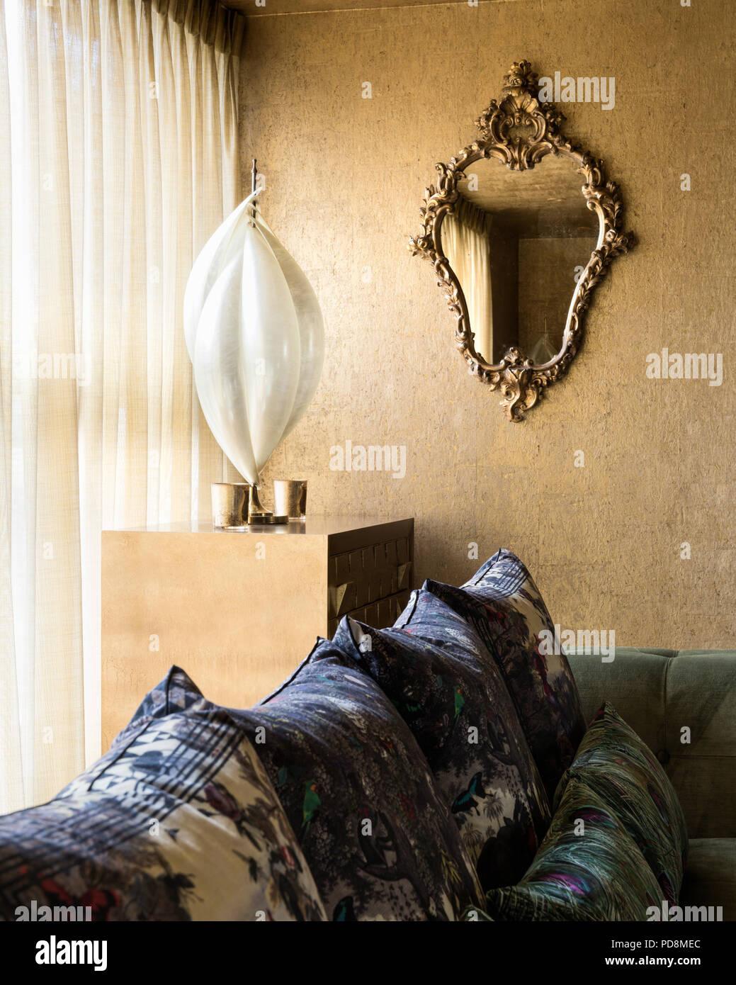 Vintage ornamento sulla credenza in legno con divano e specchio Foto Stock