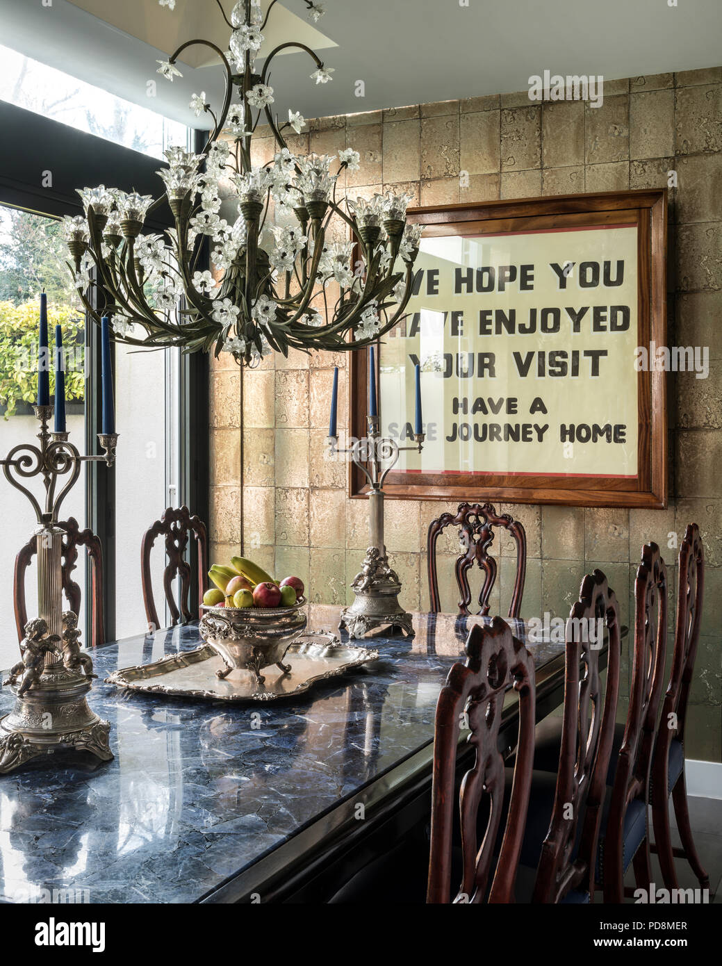 Cristallo al piombo Baccarat lampadario sopra un tavolo da pranzo nella  casa di Londra Foto stock - Alamy