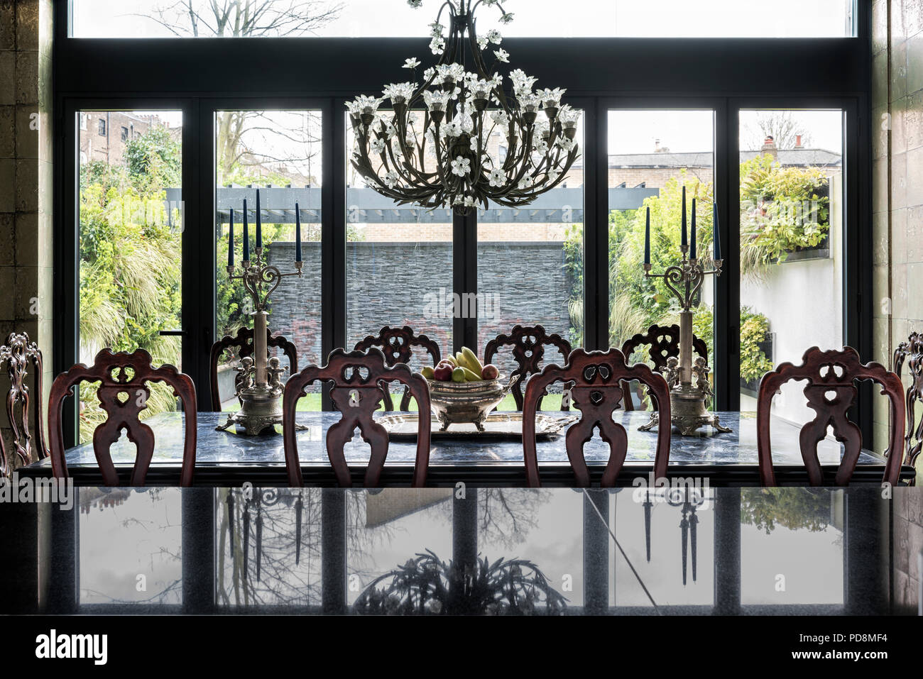 Cristallo al piombo Baccarat lampadario sopra un tavolo da pranzo nella casa di Londra Foto Stock