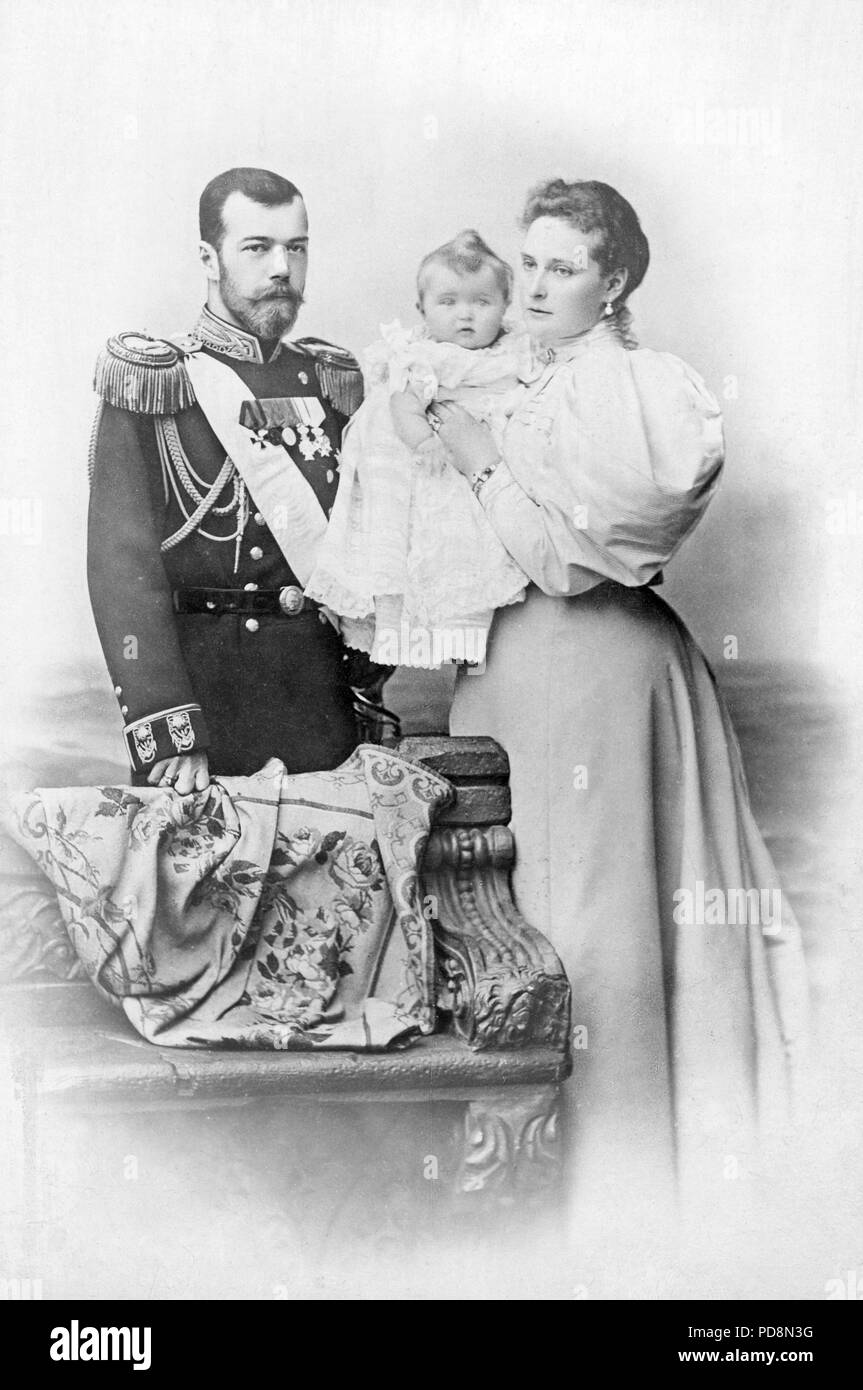 Lo Zar Nicola II di Russia. 1868-1918. L'ultimo imperatore della Russia. Nella foto qui con la moglie imperatrice Alexandra e il loro primogenito Olga ca. 1896 Foto Stock