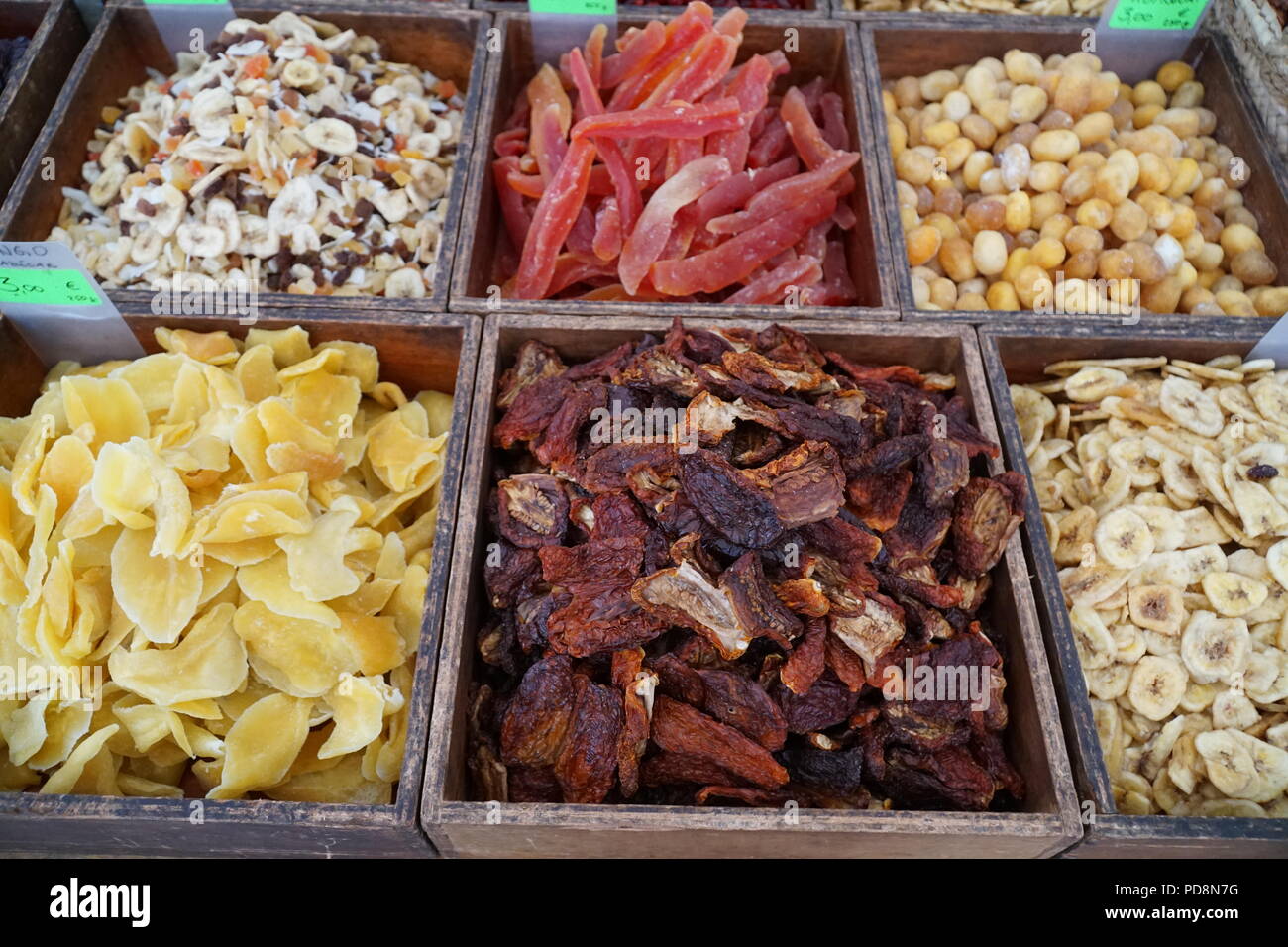 Frutta secca al mercato domenicale di Alcudia, Mallorca, Spagna, UE Foto Stock