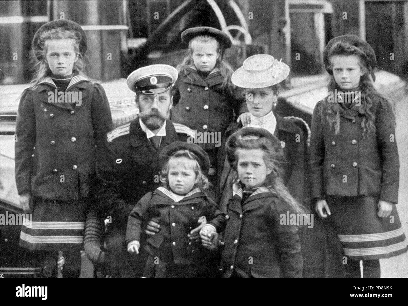 Lo Zar Nicola II di Russia. 1868-1918. L'ultimo imperatore della Russia. Nella foto qui insieme con sua moglie Alexandra e i suoi cinque figli Tatiana, Anastasia, Alexei, Maria e Olga. Foto Stock