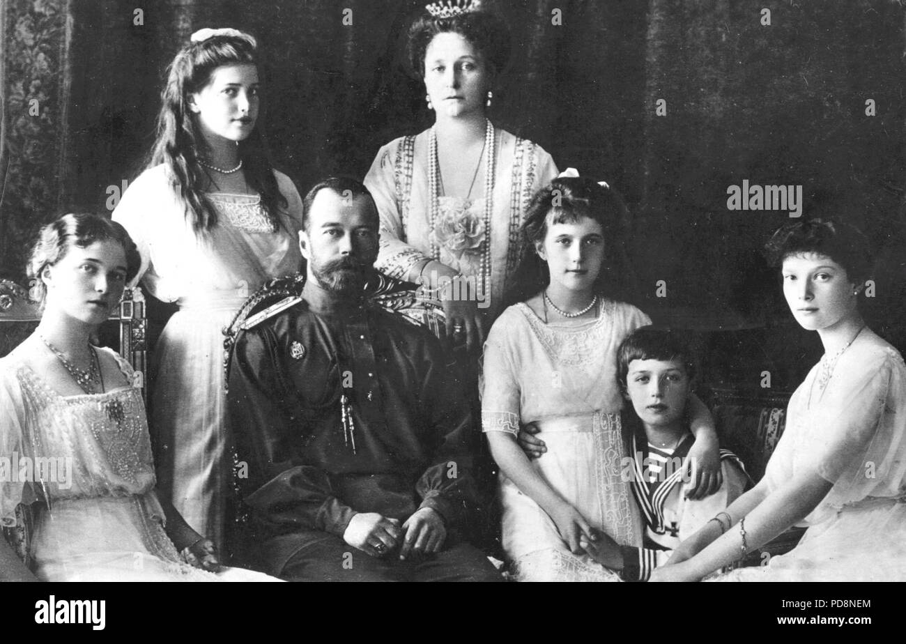 Lo Zar Nicola II di Russia. 1868-1918. L'ultimo imperatore della Russia. Nella foto qui insieme con sua moglie Alexandra e i suoi cinque figli Tatiana, Anastasia, Alexei, Maria e Olga. 1913 Foto Stock