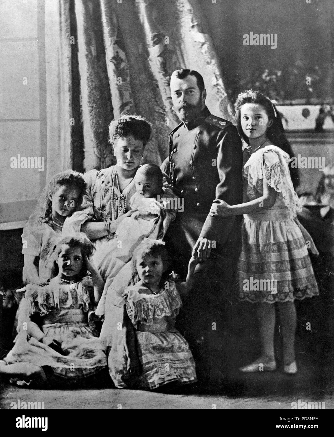 Lo Zar Nicola II di Russia. 1868-1918. L'ultimo imperatore della Russia. Nella foto qui insieme con sua moglie Alexandra e i suoi cinque figli Tatiana, Anastasia, Alexei, Maria e Olga. 1904 Foto Stock