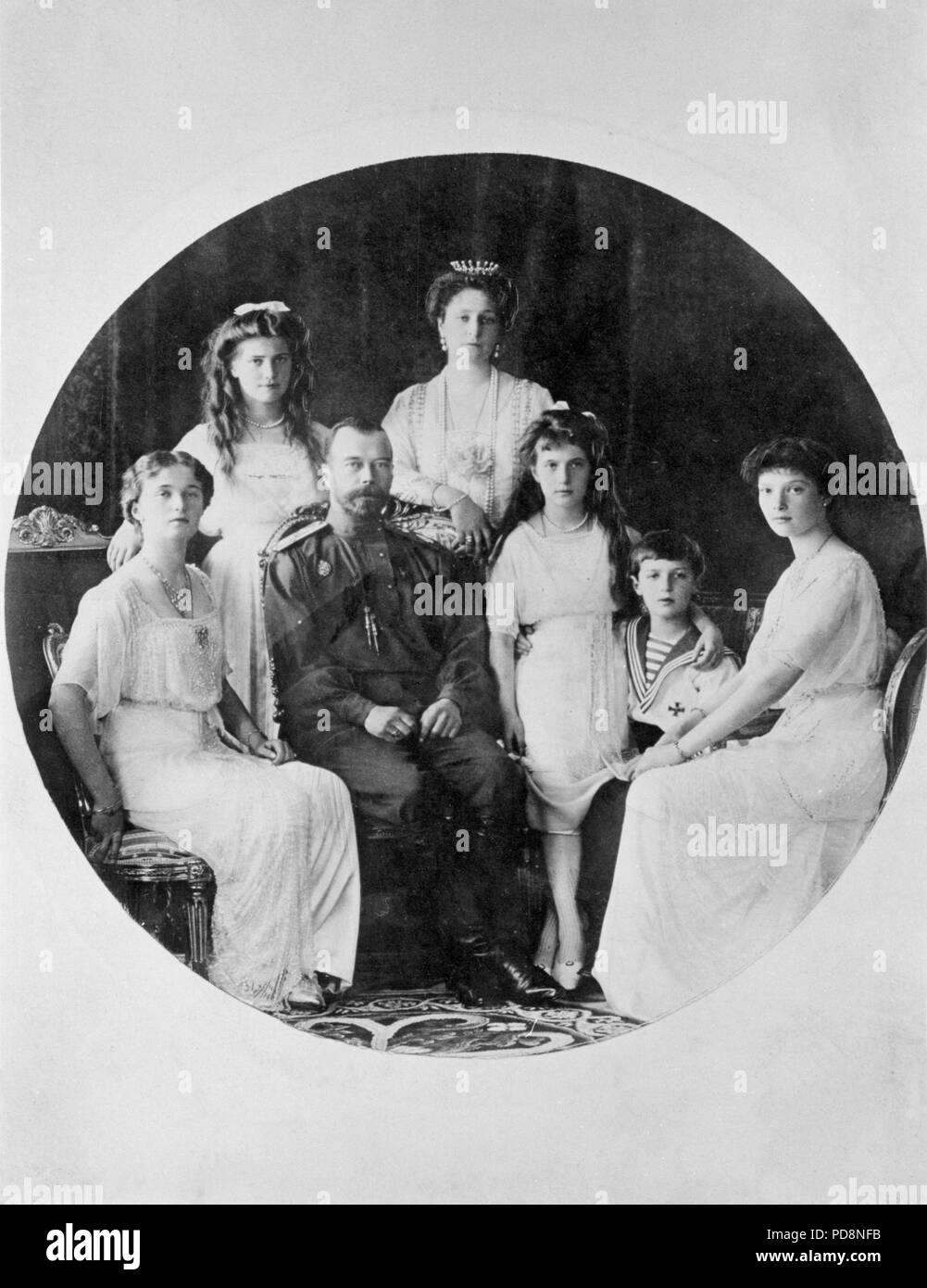 Lo Zar Nicola II di Russia. 1868-1918. L'ultimo imperatore della Russia. Nella foto qui insieme con sua moglie Alexandra e i suoi cinque figli Tatiana, Anastasia, Alexei, Maria e Olga. Foto Stock