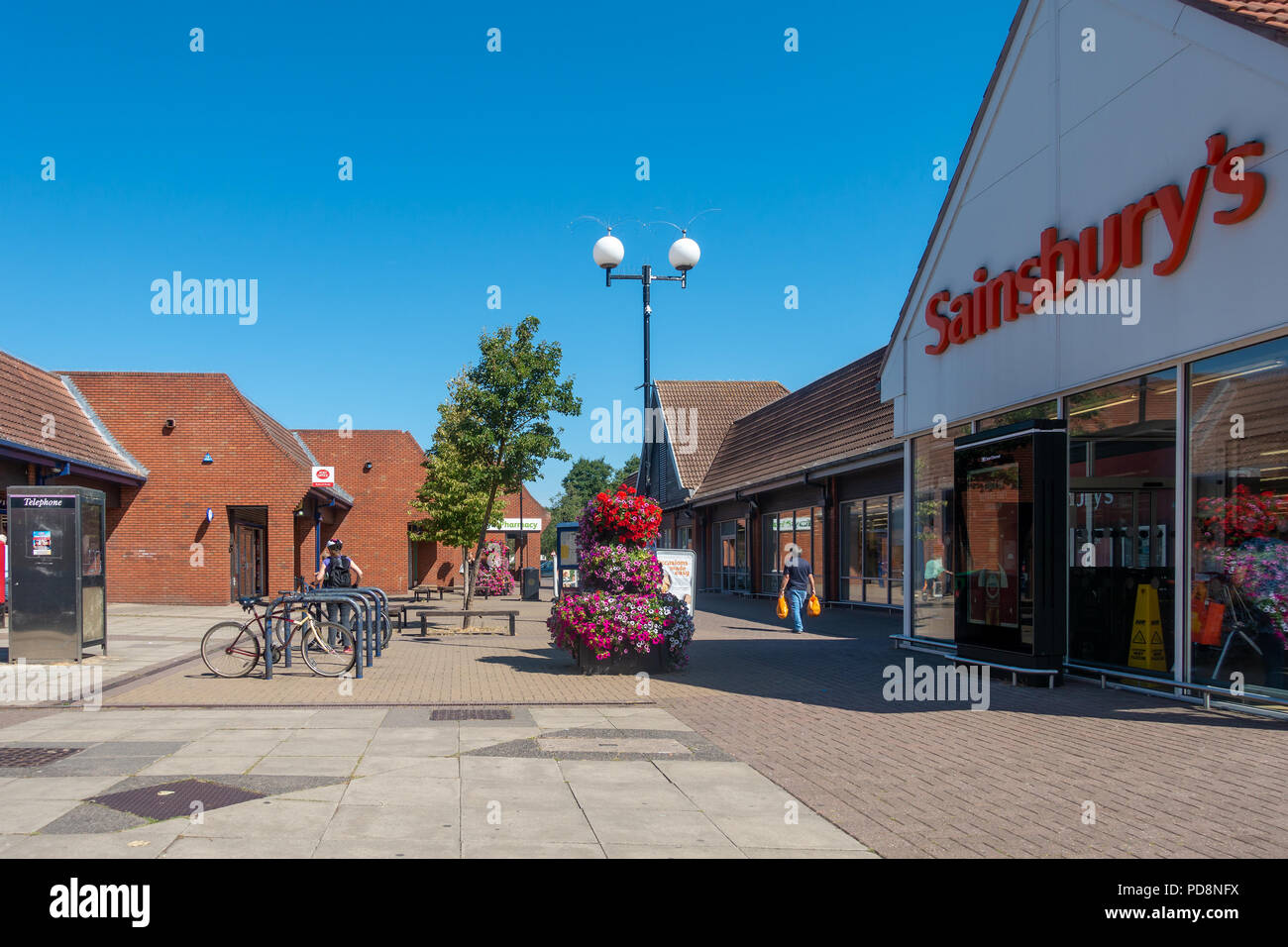 Una vista di Anders quadrato al centro di Perton nel South Staffordshire vicino a Wolverhampton. Foto Stock