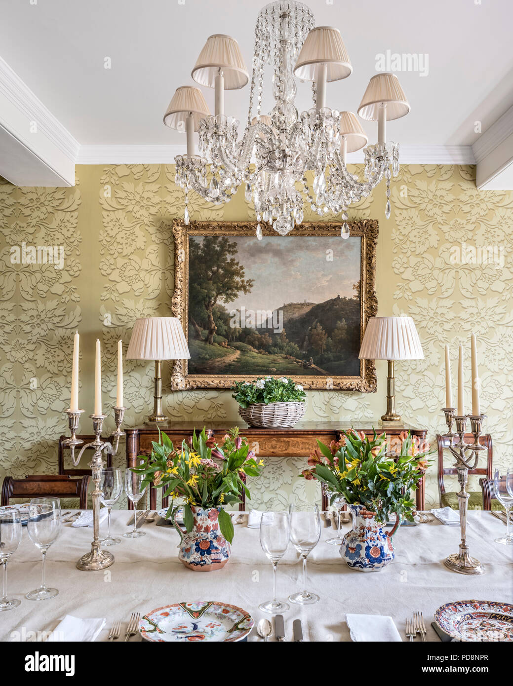 Grandi illustrazioni incorniciato nella sala da pranzo con lampadario in vetro Foto Stock