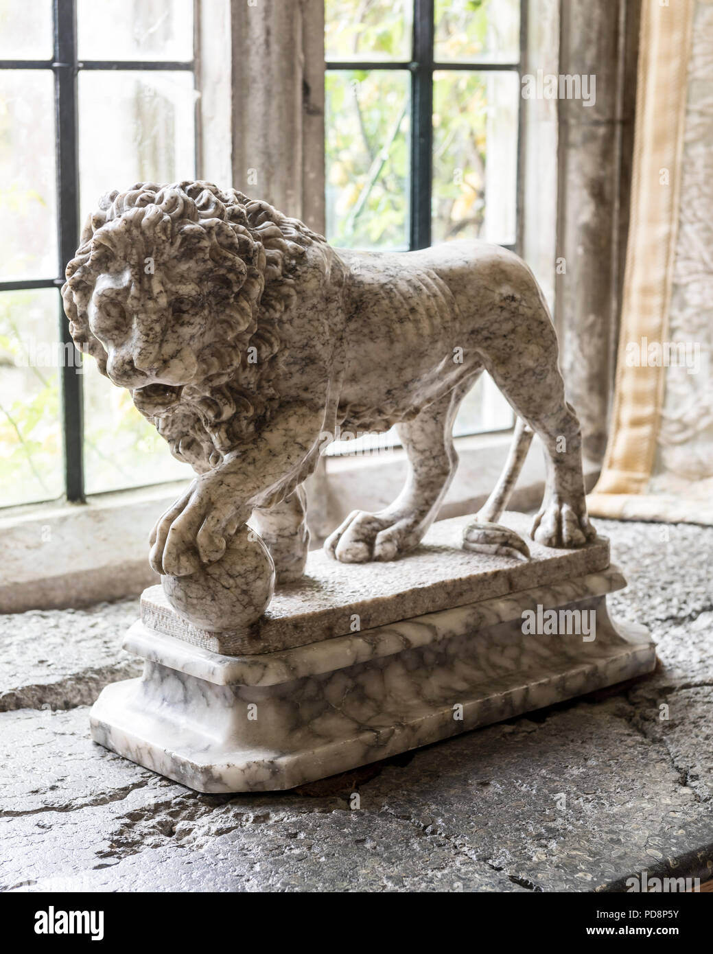 Statua in marmo di Lion e orb Foto Stock