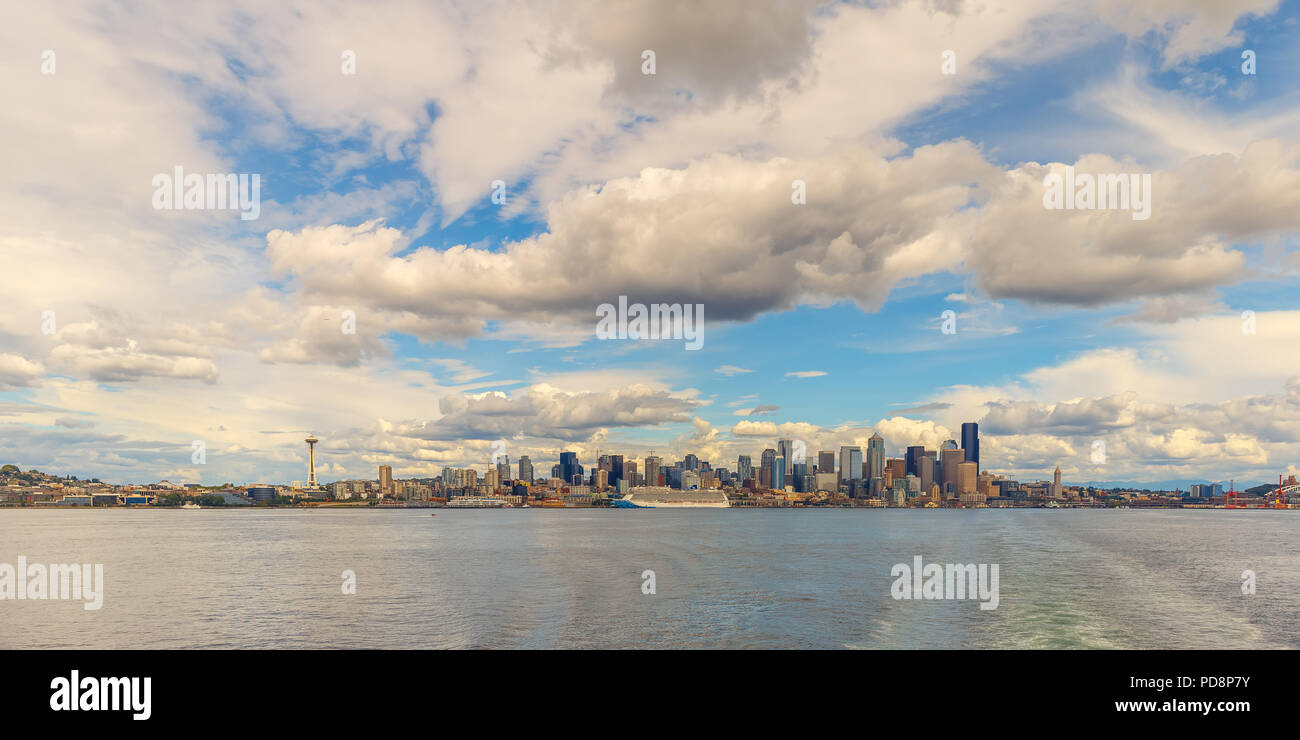 Lo skyline di Seattle e il lungomare del centro cittadino di tutta Elliott Bay Foto Stock