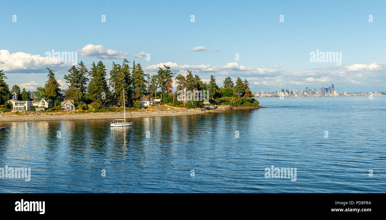 Residenze isolate su Bainbridge Island con skyline di Seattle in background, WA, Stati Uniti d'America Foto Stock