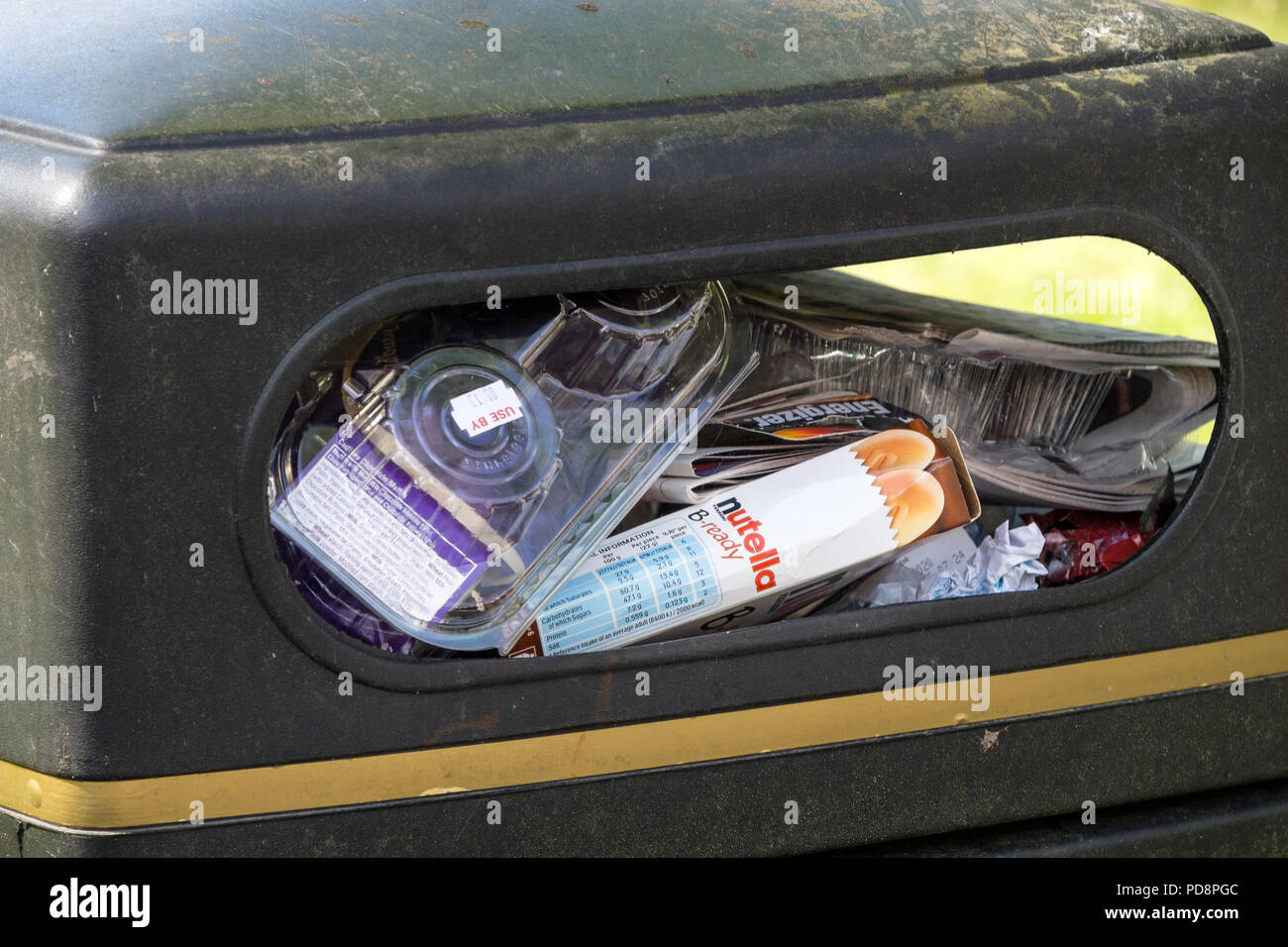 Spazzatura traboccante di Unrecycled plastica e cartone Rifiuti in un centro città NEL REGNO UNITO. Foto Stock