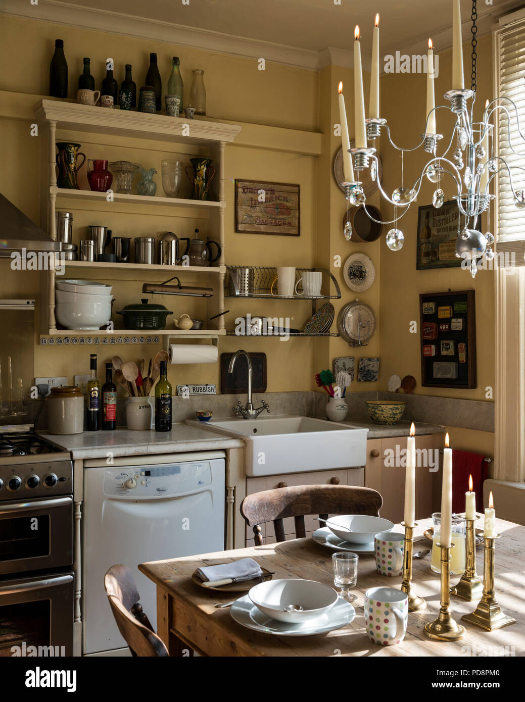Accogliente e rustico sensazione cucina con Ikea lampadario, scaffali  aperti e lavandino in ceramica Foto stock - Alamy