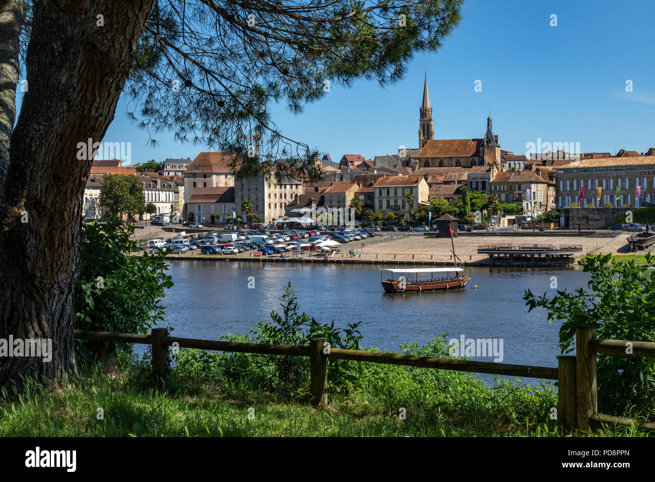 La città di Bergerac sul fiume Dordogna in Nouvelle-Aquitaine regione della Francia. Foto Stock