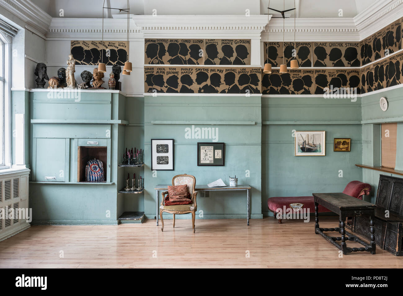 Le sagome di schizzo in passato i membri del Club che adornano le pareti della sala club con un travagliato chaise longue e un Tudorial banco hall Foto Stock