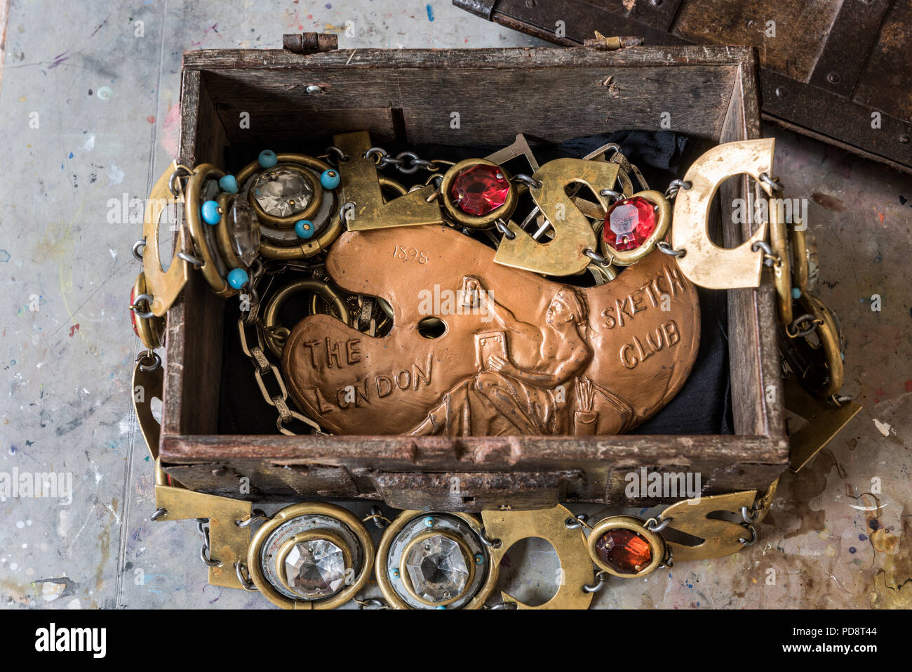 Una vecchia scatola di regalia contenente una tavolozza di rame e una catena di ufficiali effettuate da plumbing scarti e porta manopole Foto Stock
