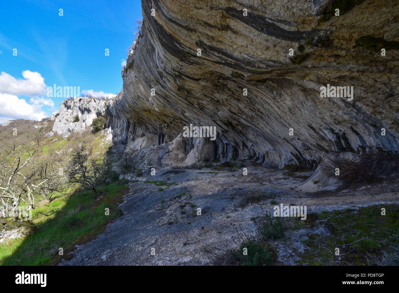 Rock shelter (abri) di Veli Badin è una grotta poco profonda apertura simile a in corrispondenza della base di un bluff a Sočerga, Istria, Slovenia. Foto Stock