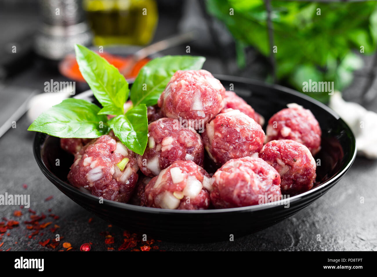 Polpette di carne. La cottura di greggio le polpette di carne di manzo Foto Stock