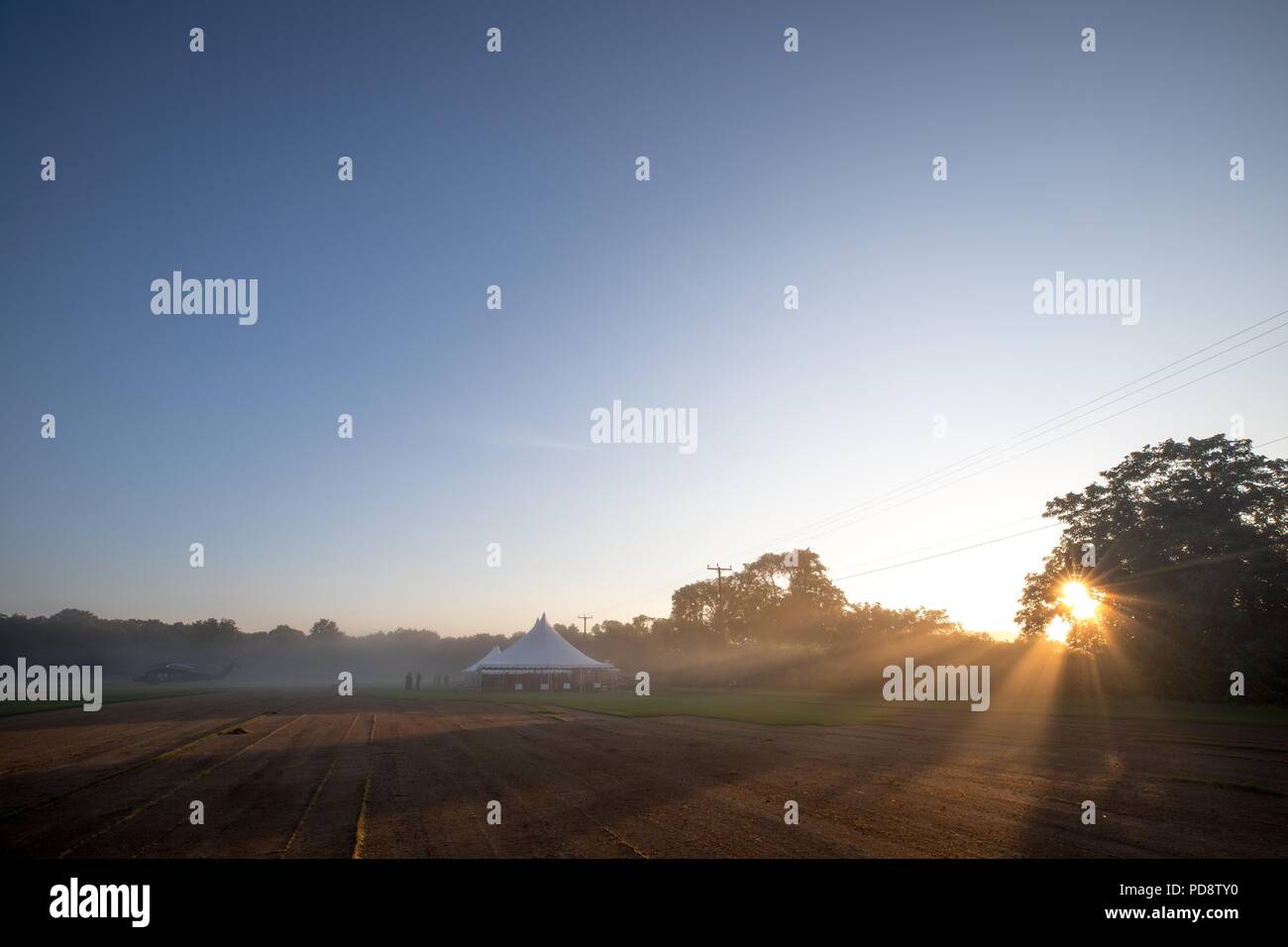 Paracadutisti da nove diversi paesi attendere per il concorso salta per iniziare durante Leapfest presso la University of Rhode Island, West Kingston, R.I. Agosto 5, 2018, 5 agosto 2018. Leapfest è il più grande e il più lungo in piedi, international static line parachute evento di formazione e competizione ospitata dalla 56th squadrone comando, Rhode Island esercito Guardia Nazionale per promuovere tecniche di alto livello e esprit de corps entro il International Airborne comunità. (U.S. Esercito foto di Sgt. Giuseppina Carlson). () Foto Stock