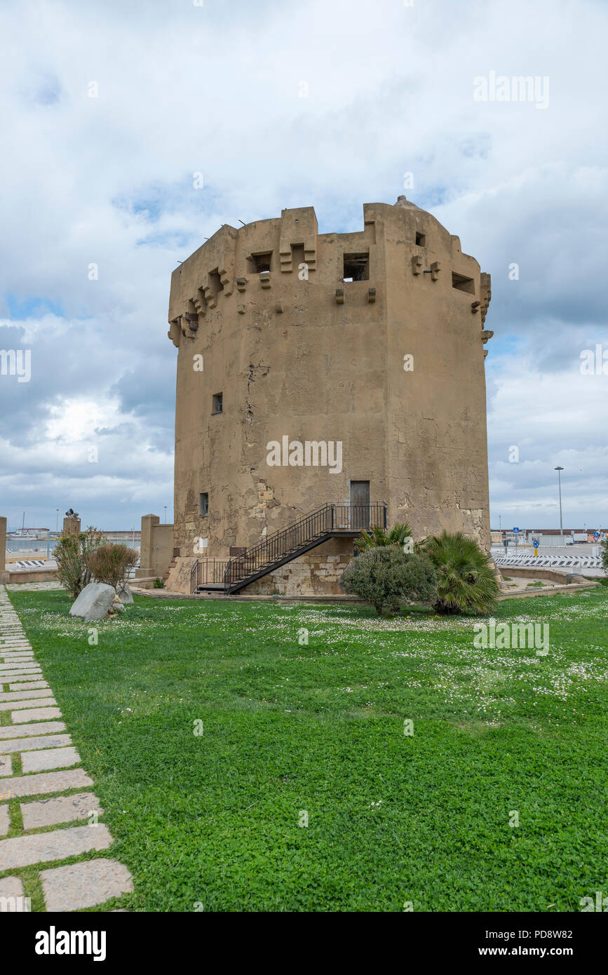 Area pedonale sui bastioni vicino alla Torre Sulis di Alghero - Sardegna in una giornata di sole di primavera Foto Stock