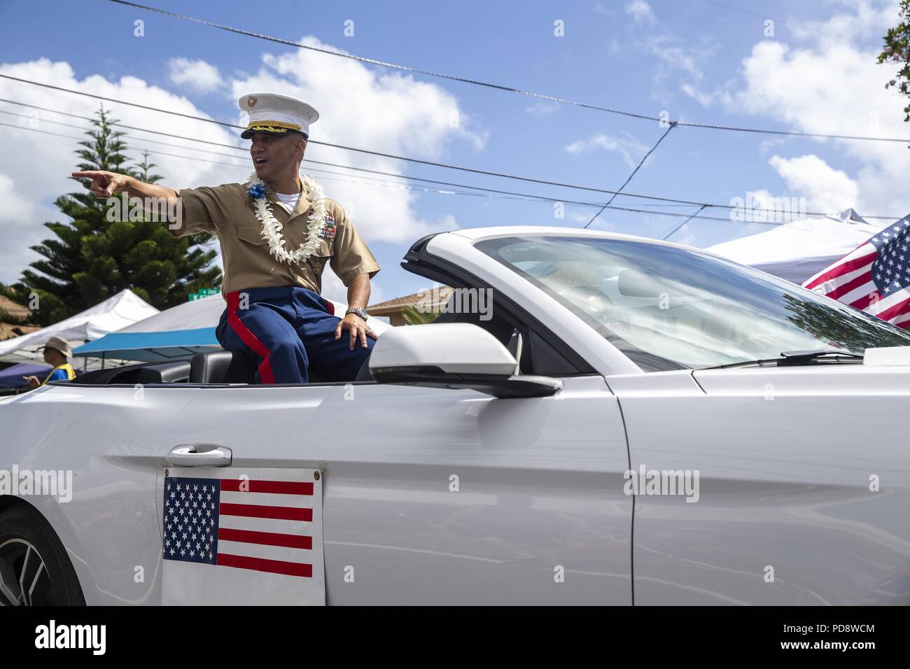 Stati Uniti Marine Corps Col. Raul Lianez, comandante, Marine Corps base Hawaii, gite in Kailua Independence Day Parade, Hawaii, Jul. 4, 2018, 4 luglio 2018. La zona di Kailua ha tenuto parade di anno in anno per 72 anni, celebrando l'America l'indipendenza e la comunità locale. (U.S. Marine Corps Foto di Sgt. Alex Kouns). () Foto Stock