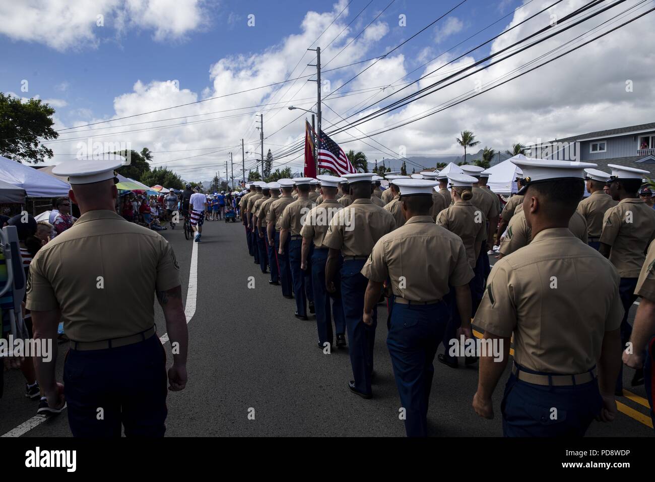Stati Uniti Marines con Marine Corps base Hawaii, marzo in Kailua Independence Day Parade, Hawaii, Jul. 4, 2018, 4 luglio 2018. La zona di Kailua ha tenuto parade di anno in anno per 72 anni, celebrando l'America l'indipendenza e la comunità locale. (U.S. Marine Corps Foto di Sgt. Alex Kouns). () Foto Stock