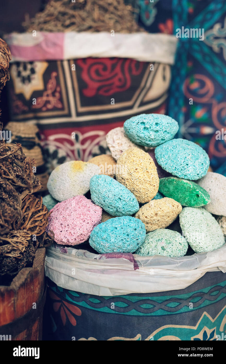 Colorate pietre pomice ed erbe in cesti decorativi su east bazaar. Tourist shopping, souvenir, spa. Foto Stock