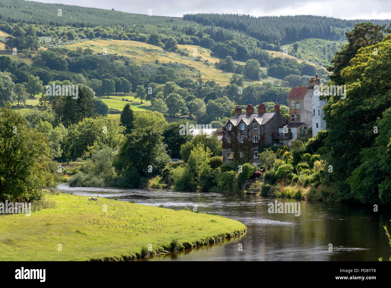 Alloggiamento si affaccia sul fiume Dee che scorre attraverso la Vale of Llangollen, Carrog, Denbighshire, Galles del Nord, Regno Unito Foto Stock
