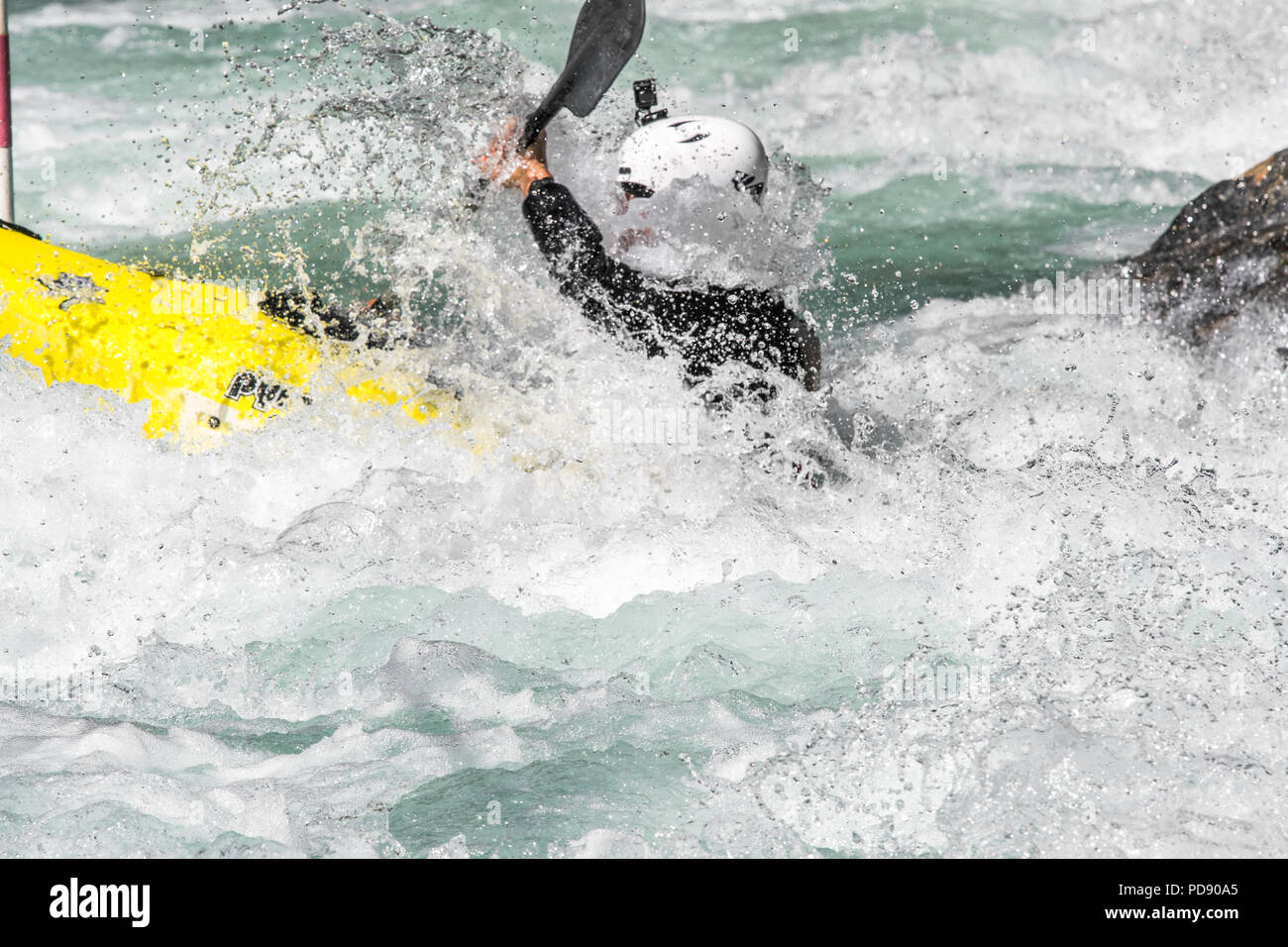 Un canoeist e una grande onda sfidarsi sul fiume Durance presso il sito di slalom accanto Argentierre la Bessee, Haute Alpes, Francia. Foto Stock