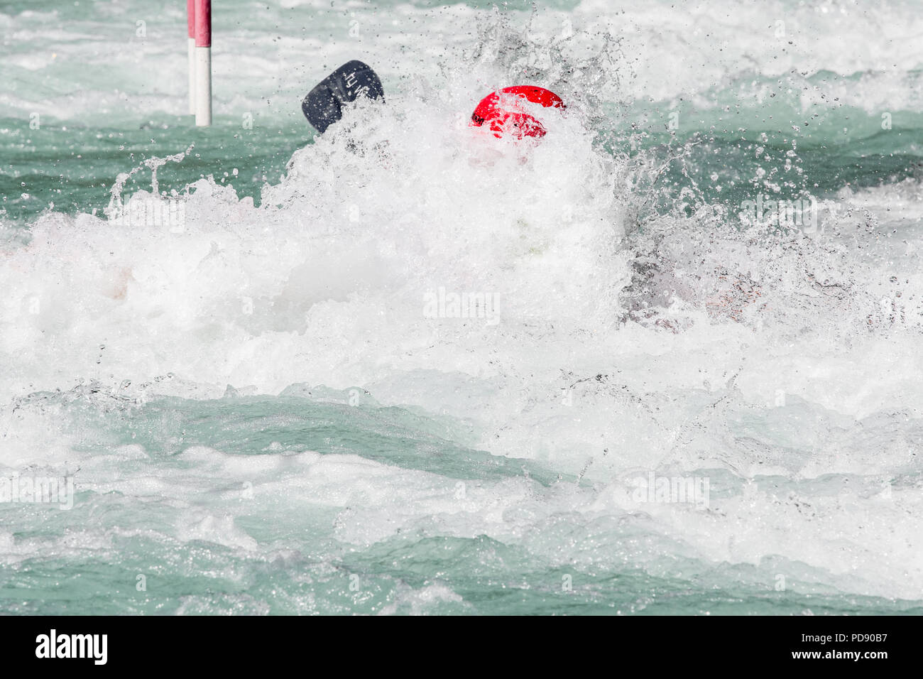 Un canoeist e una grande onda sfidarsi sul fiume Durance presso il sito di slalom accanto Argentierre la Bessee, Haute Alpes, Francia. Foto Stock