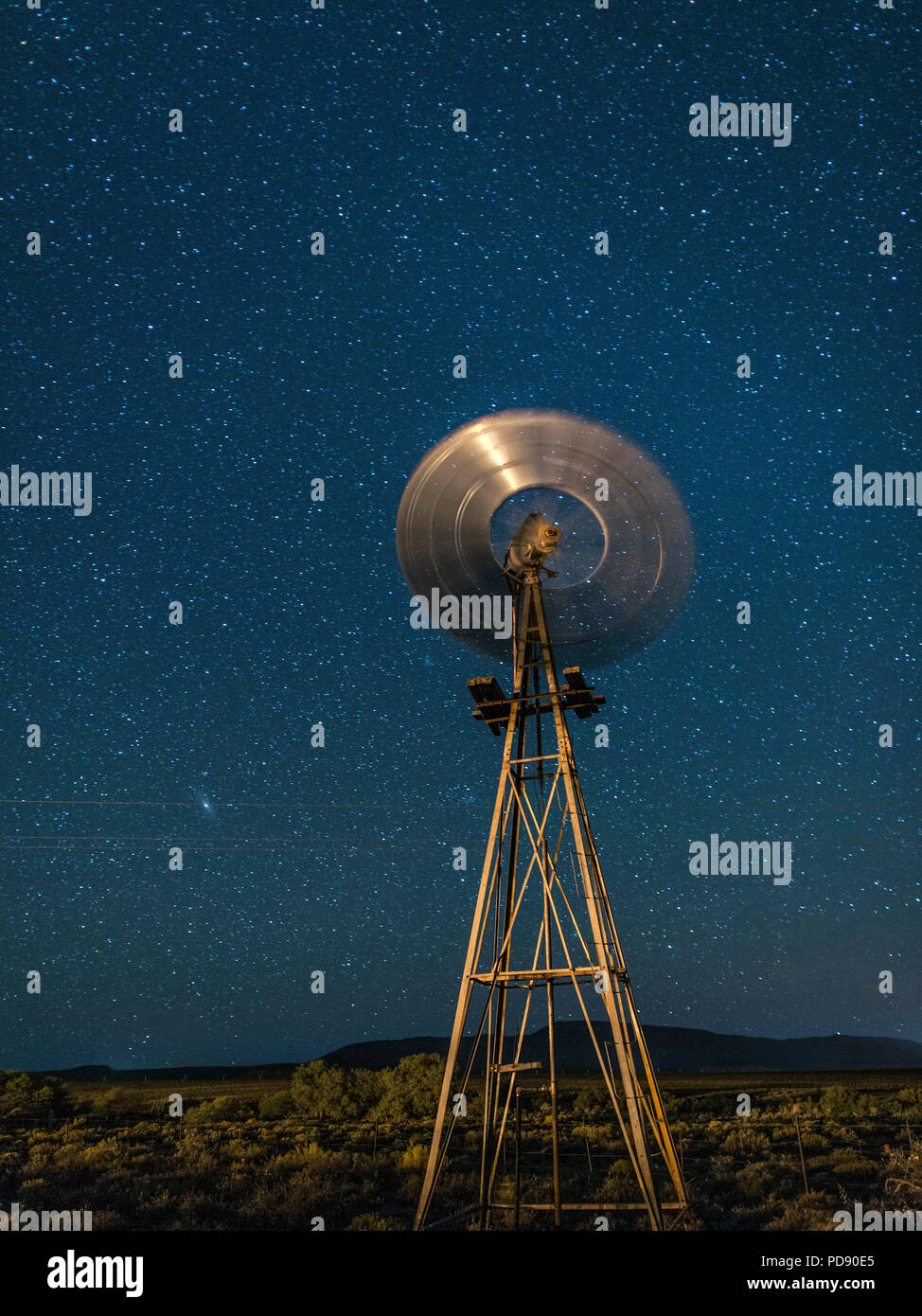 Il mulino a vento e stelle nella regione di Karoo del Sud Africa. Foto Stock