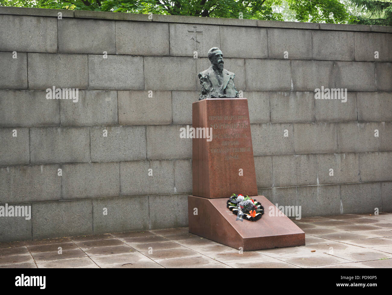 Tomba di statista russo e uomo politico Sergey Muromtsev presso il Cimitero di Donskoye a Mosca, in Russia. Sergey Muromtsev era il presidente della Prima duma imperiale eletto dopo il manifesto di ottobre nel 1906. Il busto in bronzo sulla tomba fu progettato da scultore russo Paolo Troubetzkoy (1912). Foto Stock