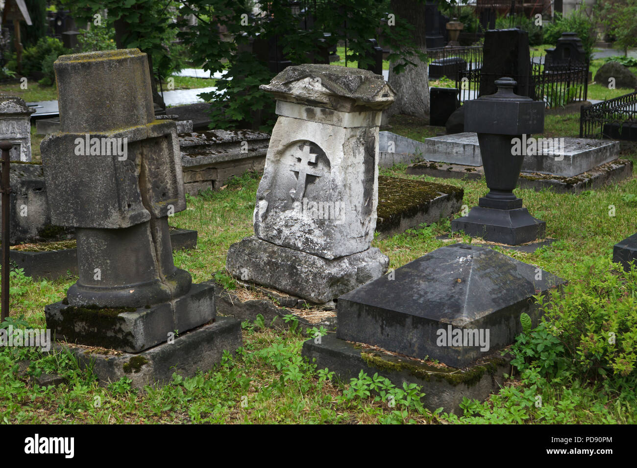 Abbandonate le tombe nel cimitero del monastero di Donskoy di Mosca, Russia. Foto Stock